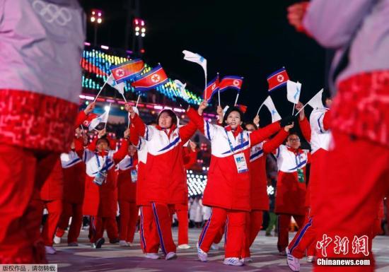 当地时间2月25日，2018平昌冬奥会闭幕式在平昌奥林匹克体育场举行，现场演出精彩夺目。图为朝韩代表团运动员入场。