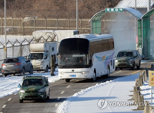 资料图片：1月25日，朝鲜冬奥先遣队一行乘坐的车辆由陆路南下抵韩。（韩联社/联合摄影采访团） 