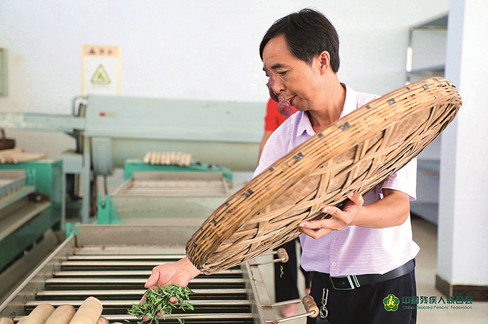 徐从德在茶厂里对刚杀青的茶叶进行再加工。_副本.jpg